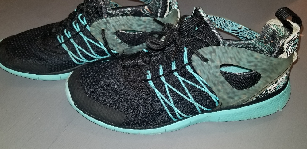 NIKE SNEAKER